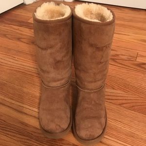 Kids tall Uggs. Size 4